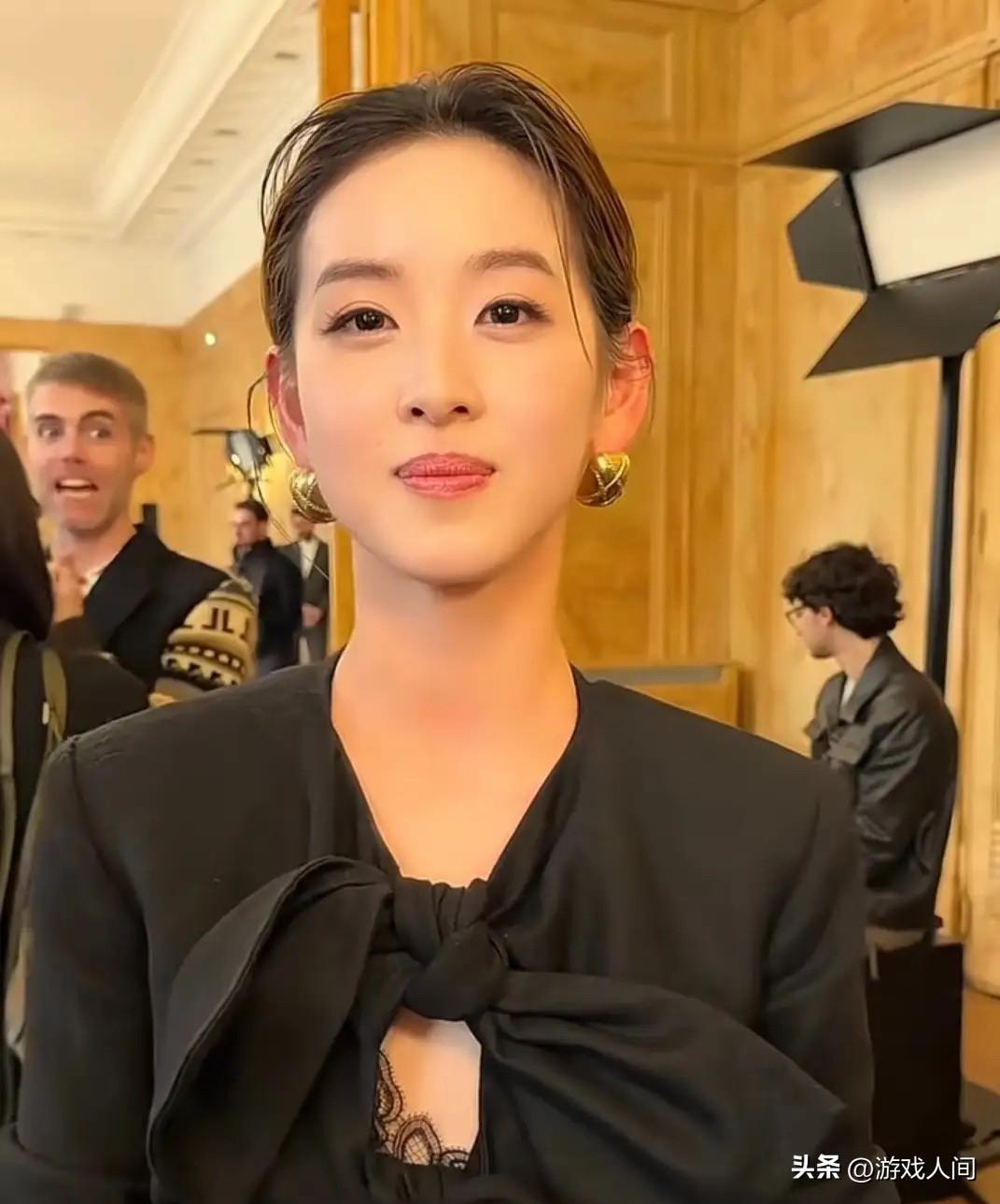 终于明白身价33岁身价600亿的章泽天，为什么还要出来参加各种圈层了。
她这么拼