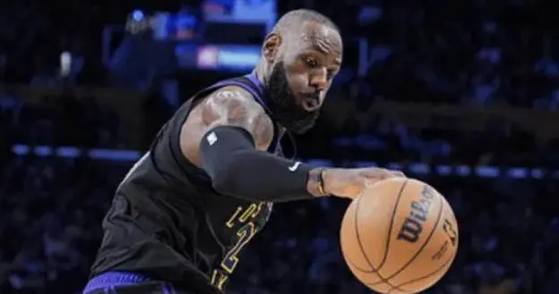 詹姆斯归来猛刷里程碑 湖人三叉戟粉碎兼容质疑