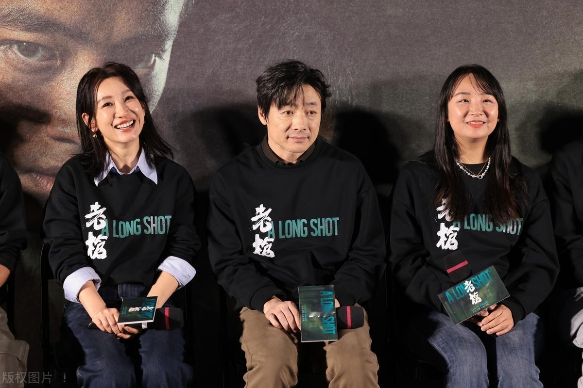最近秦海璐和祖峰一起出席新片发布活动，两位都搭配的很简洁，显得格外低调。

秦海