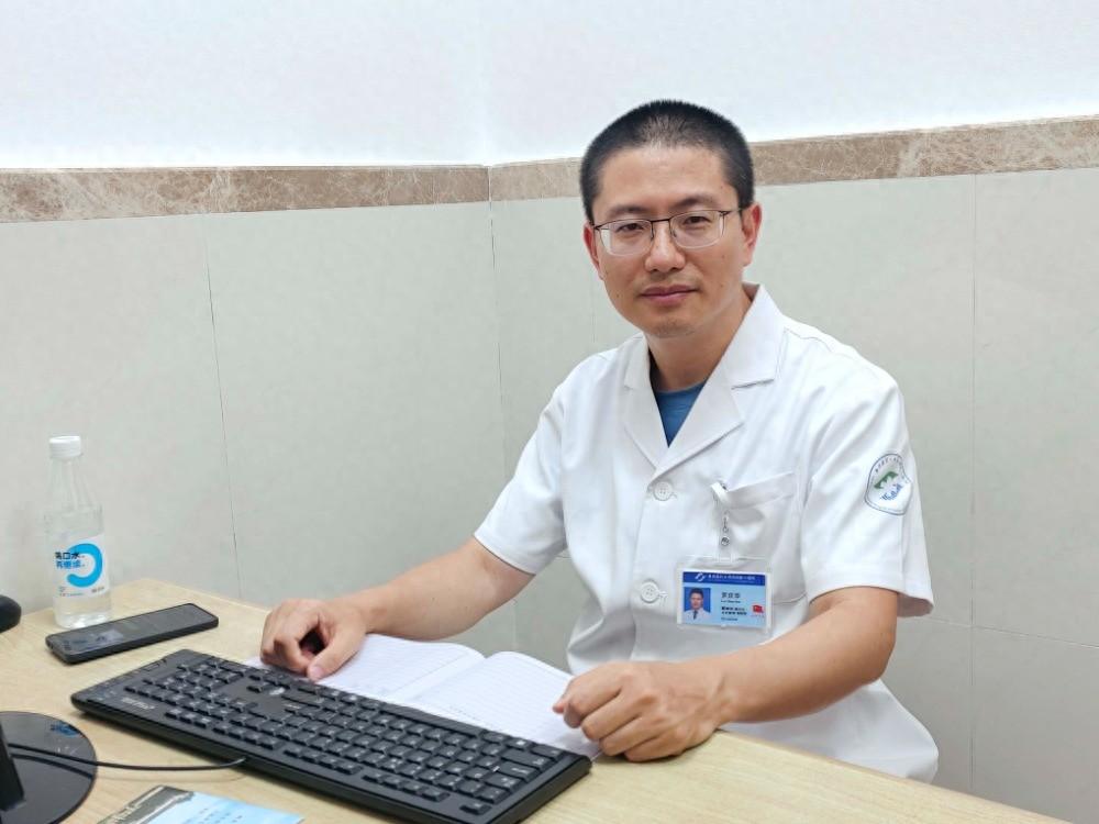 不止治愈人心！这位精神科医生，藏着跨越十六年的生死坚守
 
罗庆华，男，1977