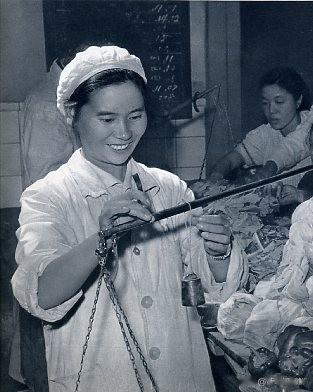 1966年，沈阳市和平副食品商店营业员李素文
沈阳市和平副食品商店营业员李素文，