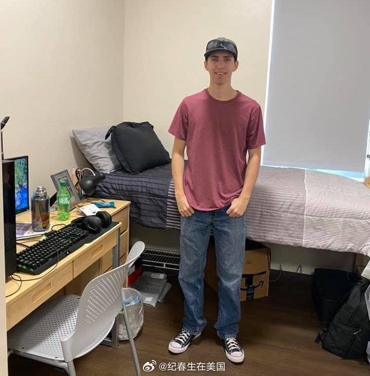枪杀Charlie Kirk的嫌犯，22岁的Tyler Robinson。Tyl