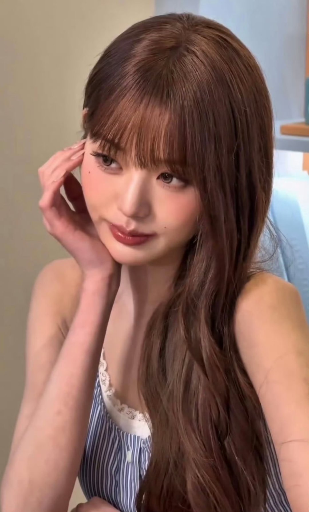 一点点光线问题就去审判张元英的机场素颜，有点过了吧，活动状态很好张元英下颌缘淤青
