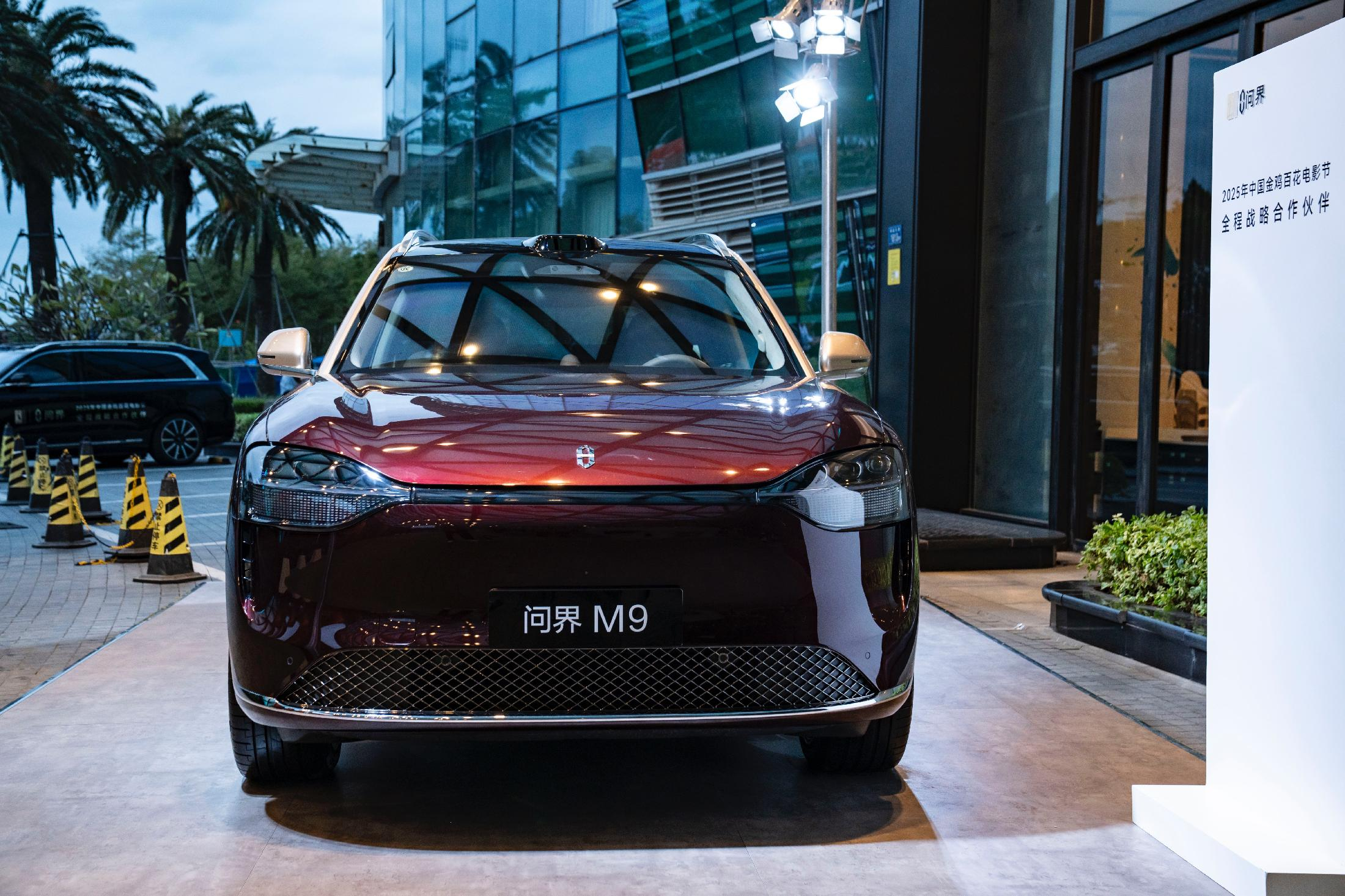 光影盛宴开锣！金鸡奖红毯的明星造型卷疯了，但我的目光被台侧的