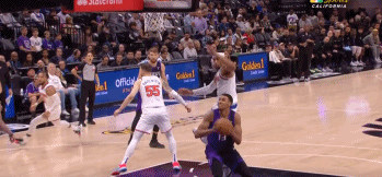 NBA赛场镜头：这是要把人打死吗？还照着头去了？这个动作被吹一级恶犯一点都不冤！