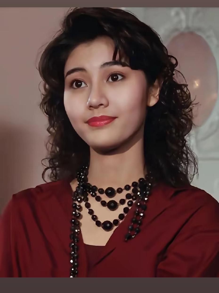 在明艳大美女面前，什么小家碧玉清秀可人，什么什么不食人间烟火，都是丫鬟……
美女
