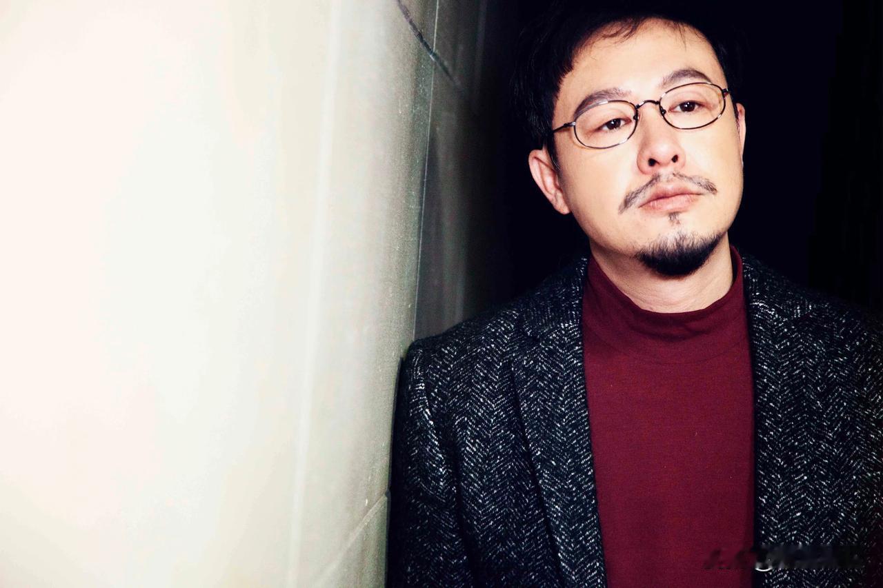 别让谣言“杀死”张颂文
 
在娱乐圈的喧嚣中，张颂文近期深陷舆论漩涡，慈善人设崩