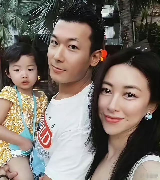 朱珠陪老公回天津婆家，在厨房分菜太真实，好温柔贤惠，难怪老公和婆婆能把她宠上天。