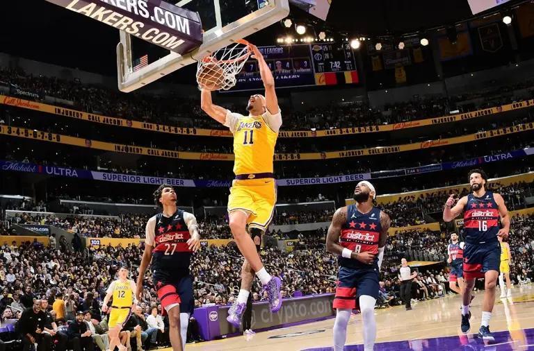 雷霆客场123-87狂胜湖人36分，这场看似普通的常规赛，却可能成为湖人赛季的转