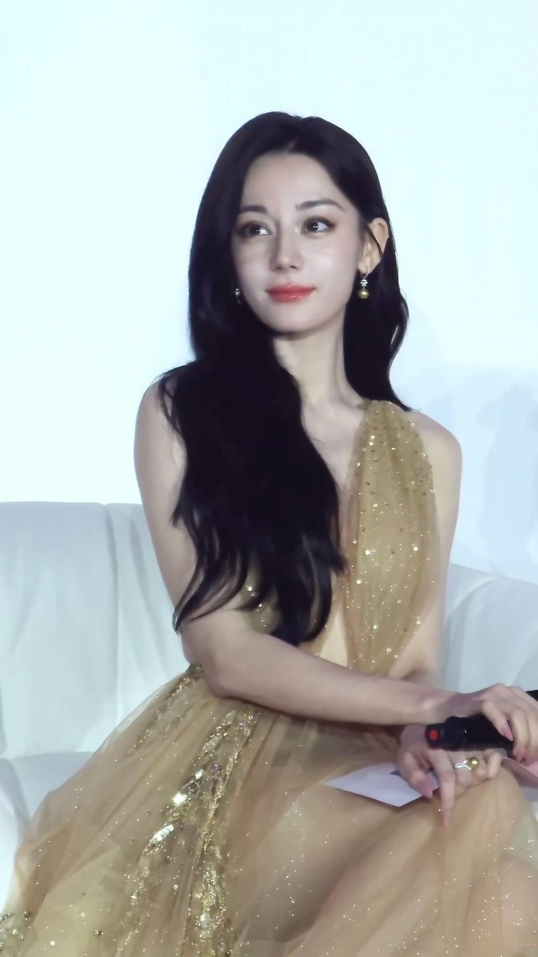 迪丽热巴这组生图简直夯爆了