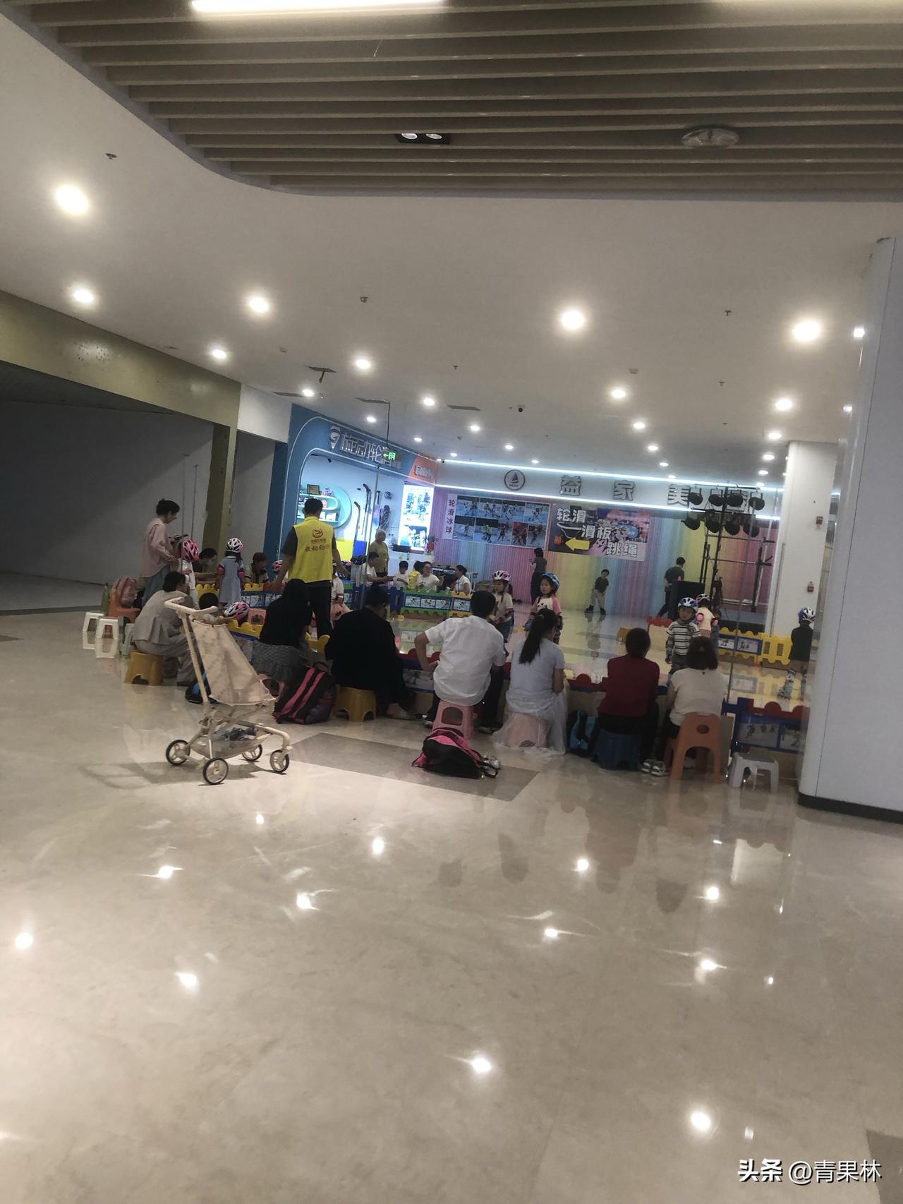 晒图笔记大赛小孩子的快乐源泉，商场轮滑场里孩童练滑行，家长一旁守候，满是温馨的童