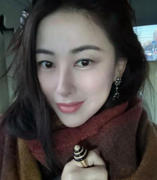 朱珠的手太粗糙了，钱都花在脸上了，殊不知手是女人的第二张脸 ​​​