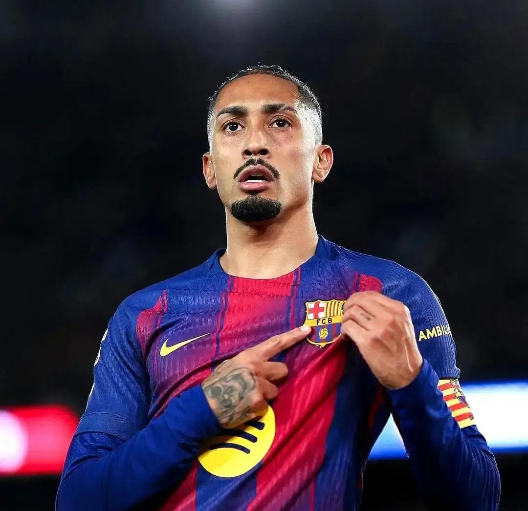 萨拉赫前几天刚跟教练呛完。
 
转头就首发还送了助攻。
 
但英超连夜砸的新规，