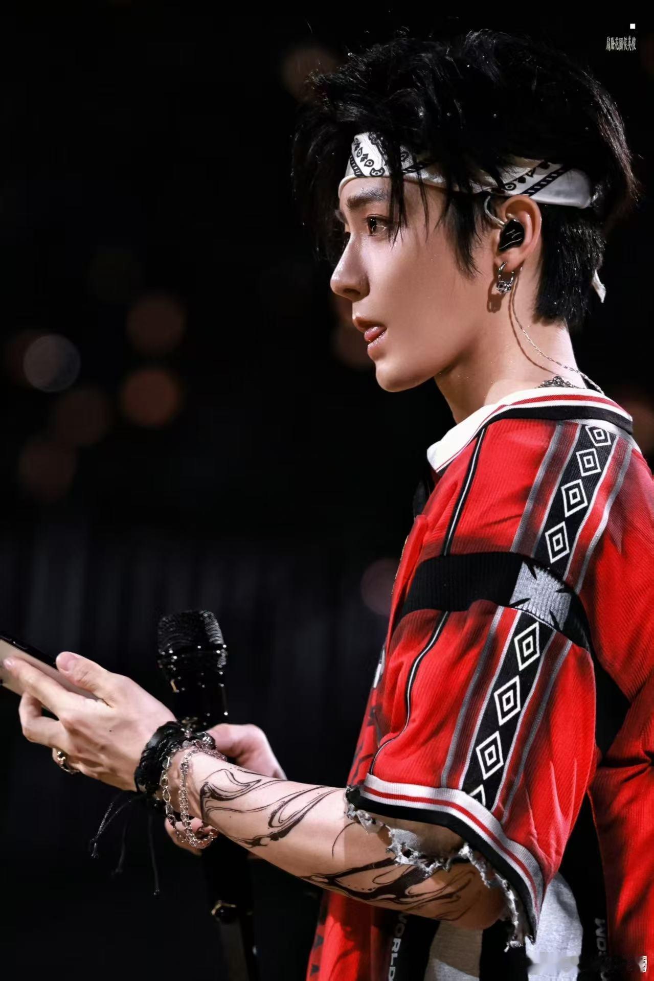 侯明昊的唱功侯明昊唱爱错有150万赞 一百五十万赞就是最好的证明，侯明昊开口瞬间