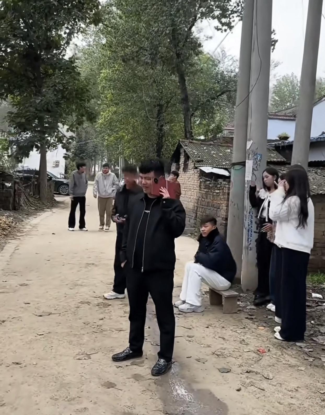 过年回村用三折叠机，应该面子拉满（网图）