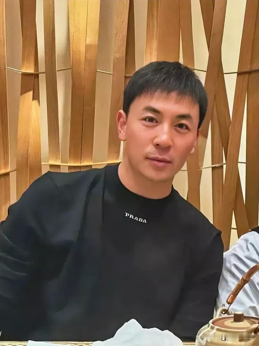 释小龙——再熟悉不过了，小时候天天看他的展昭，印象太深刻了，一看到它就想到小时候