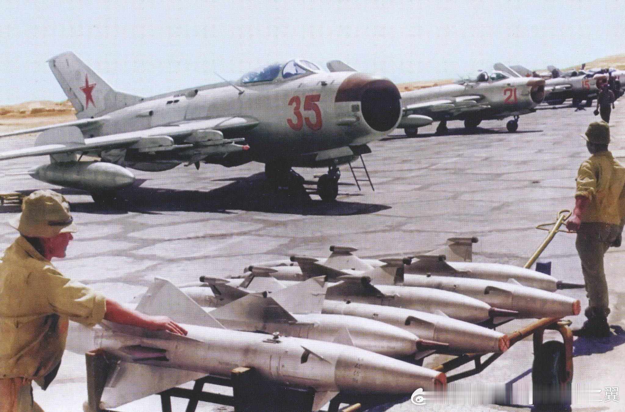 50年代末，苏联空军军械员为米格-19PM挂载AA-1“碱”空空导弹。 AA-1