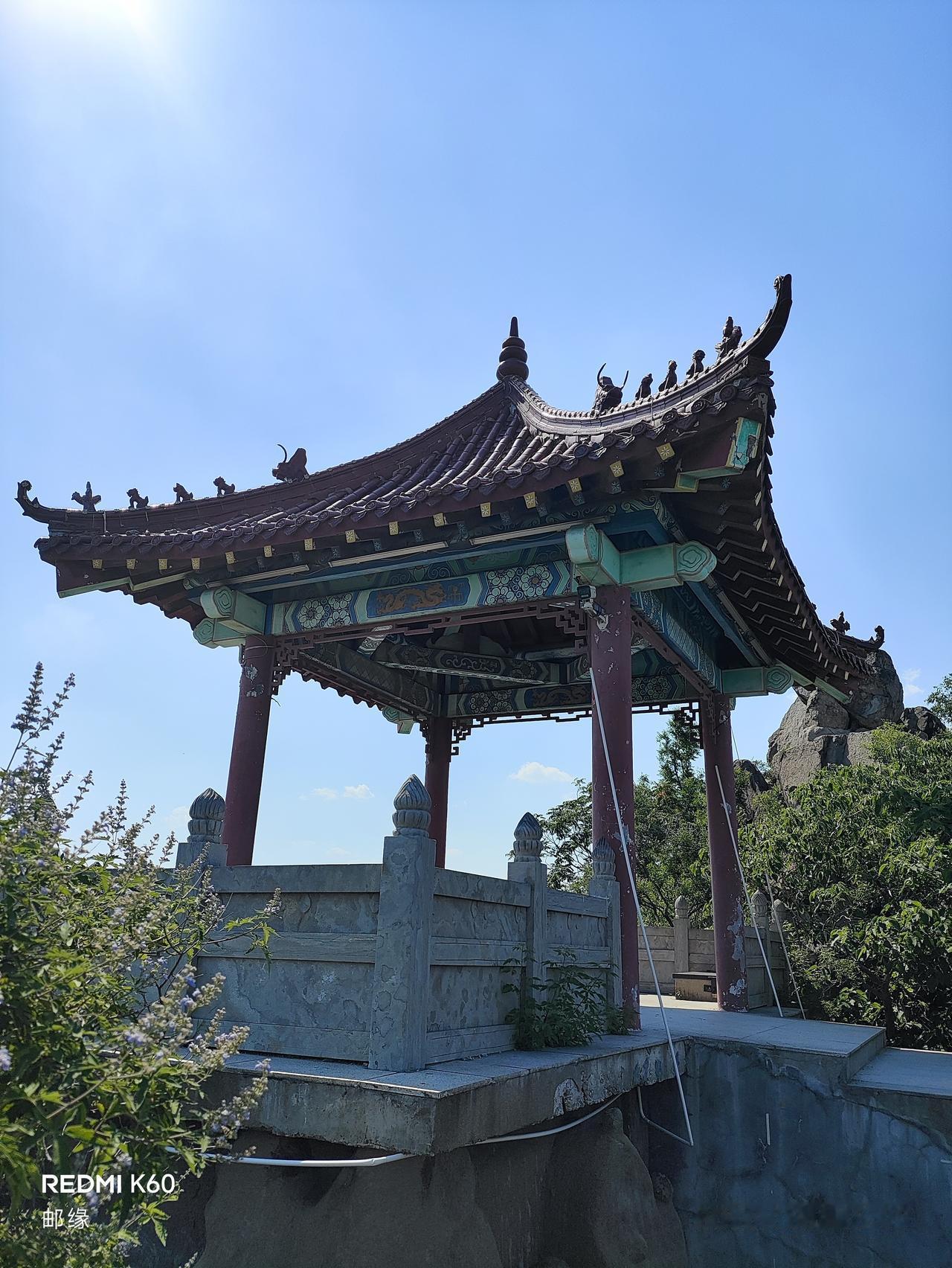 匡山的亭阁景色，就像一幅徐徐展开的绝美画卷。走进匡山，首先映入眼帘的是那古色古香