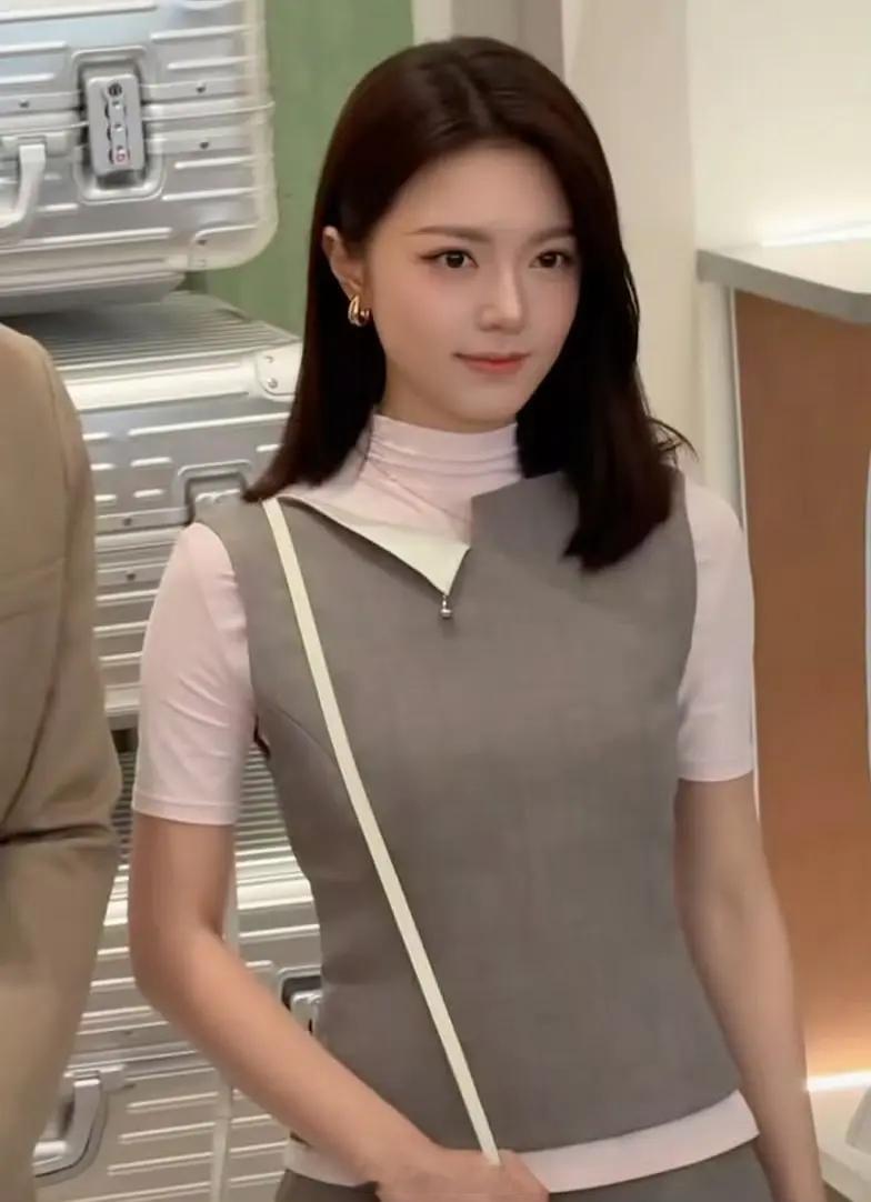 我发现赵今麦只要不和miumiu扯上关系就没有丑图，今天正常发挥还不错。 