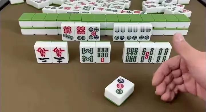 这样的牌我会毫不犹豫打掉3饼，​朋友，如果是你，你会怎么打呢？欢迎评论区留言讨论