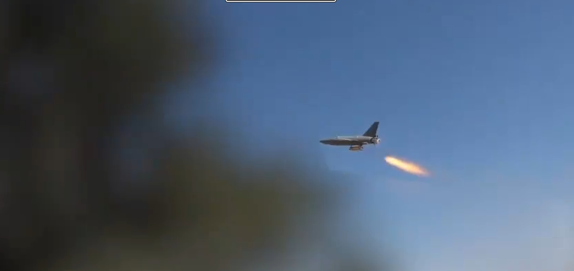 在美军轰炸的硝烟中起飞的阿拉什-2无人机 