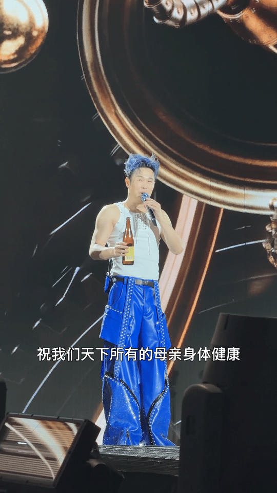 小沈阳在演唱会吃醋小沈阳大同演唱会现场直接干了一瓶醋！！这也太会整活了！阳哥还暖