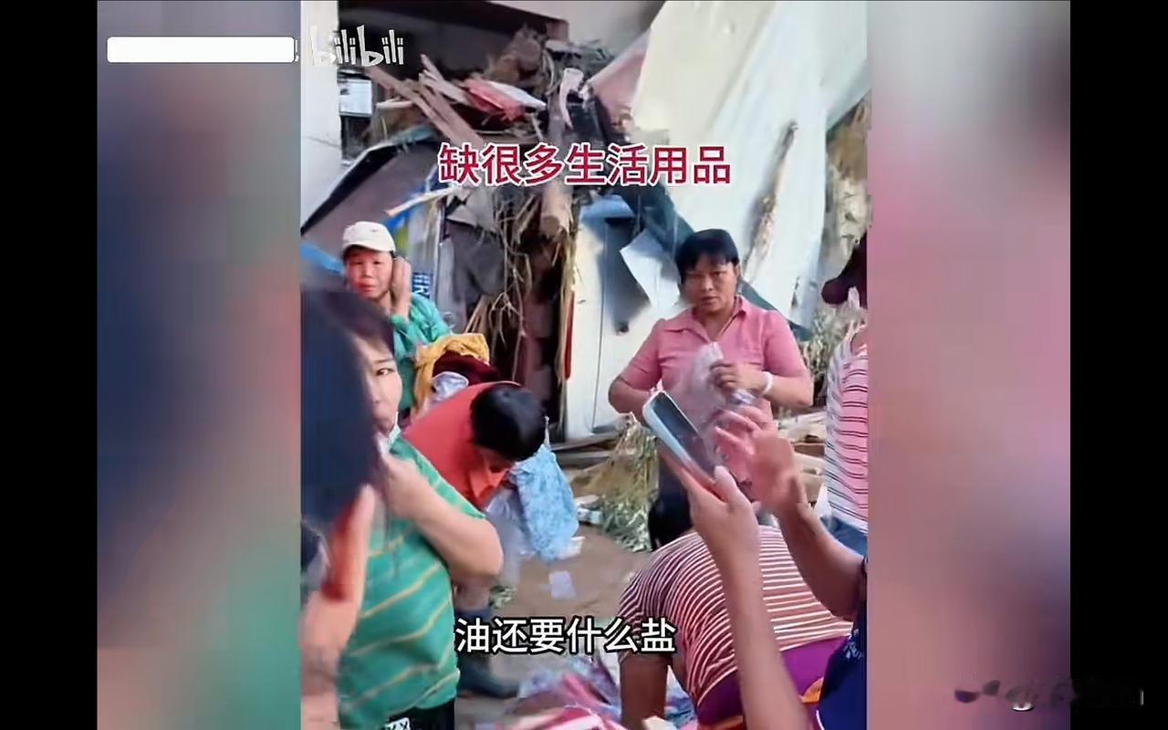 卫生巾一人发一包，衣服选合适的穿，这可是帮到点子上了。灾区所缺的，不只是食物和水