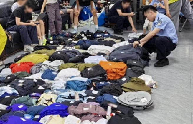 广州，多家运动品牌门店接连失窃，店员全程守在现场，衣服却一批批不翼而飞。警方调监