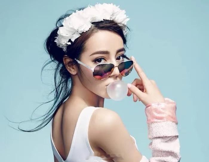 易易紫曝热巴谈过恋爱易易紫直播突然cue到热巴，说娱乐圈人人谈过恋爱，这算不算变