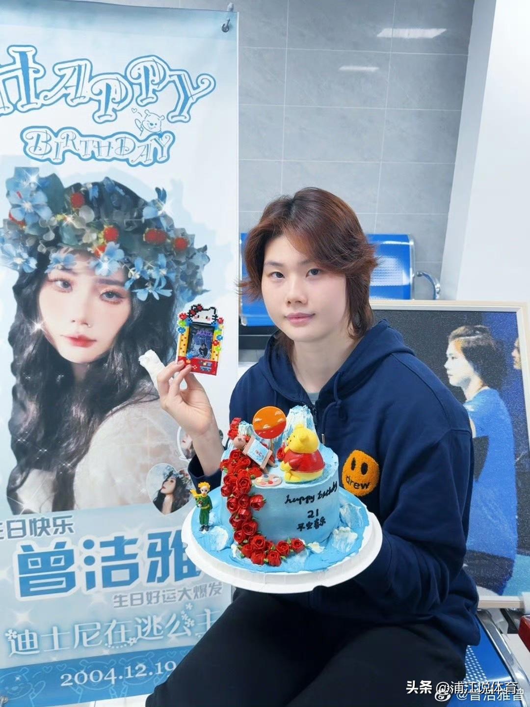 浙江女排的曾洁雅同样是中国女排副攻位置的“潜力股”，身高1米94的她是U21世锦