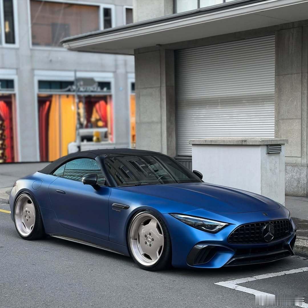 陌生而熟悉的味道    很搭   经典的AMG五幅轮毂 