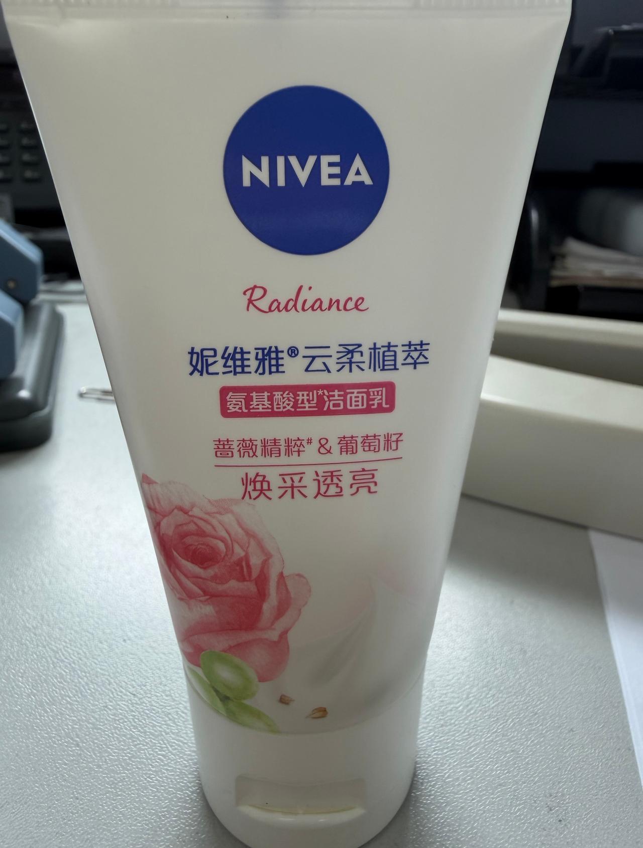 刚刚擦手才发现，自己一直用的“护手霜”竟然是洁面乳！难怪每次用的时候感觉难推开。