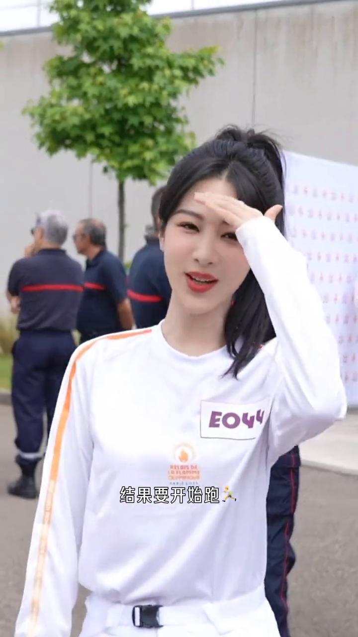 刚才天气阴阴的，结果要开始跑，天气一下子变得太阳出来了。