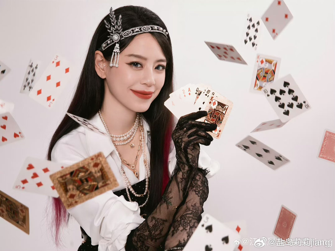 谢娜说江语晨是进步女一江语晨这进步也太猛了吧！从初舞台找东西到现在会抓镜头，表情