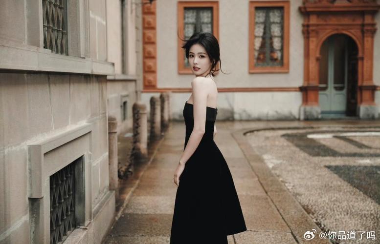 白鹿目前网传有三部现代剧项目！一部是和李昀锐合作的《她比烟花寂寞》，改编自亦舒的