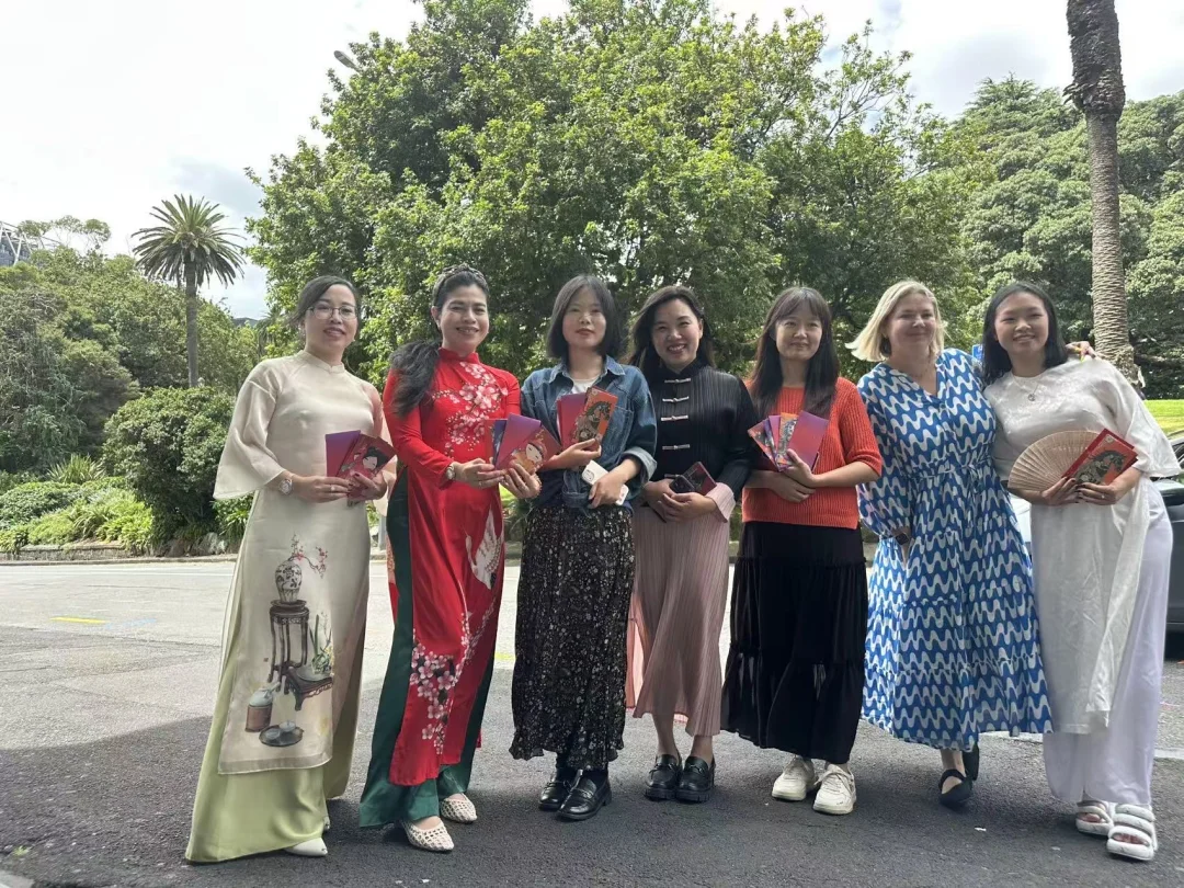 浩宇移民部分女员工庆祝新年