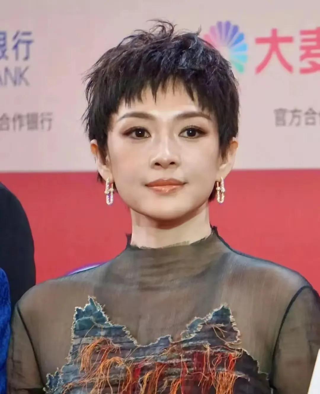 章子怡短发很惊艳，就是有点撞脸马伊琍！！

被章子怡短发造型惊艳到了，真的觉得比