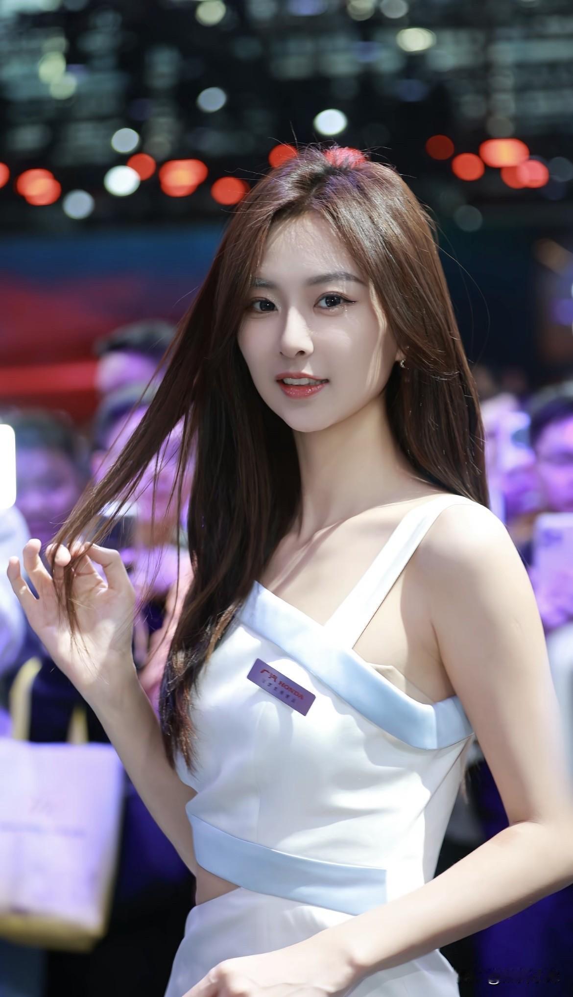 什么样的女生能让人一眼心动？人群中最亮眼的那个女人就是让人一眼心动的！你说呢