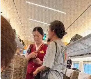 “嗓门大，不代表就占理！”一名男子乘坐高铁时起身去了趟厕所，临走前把自己的随身物