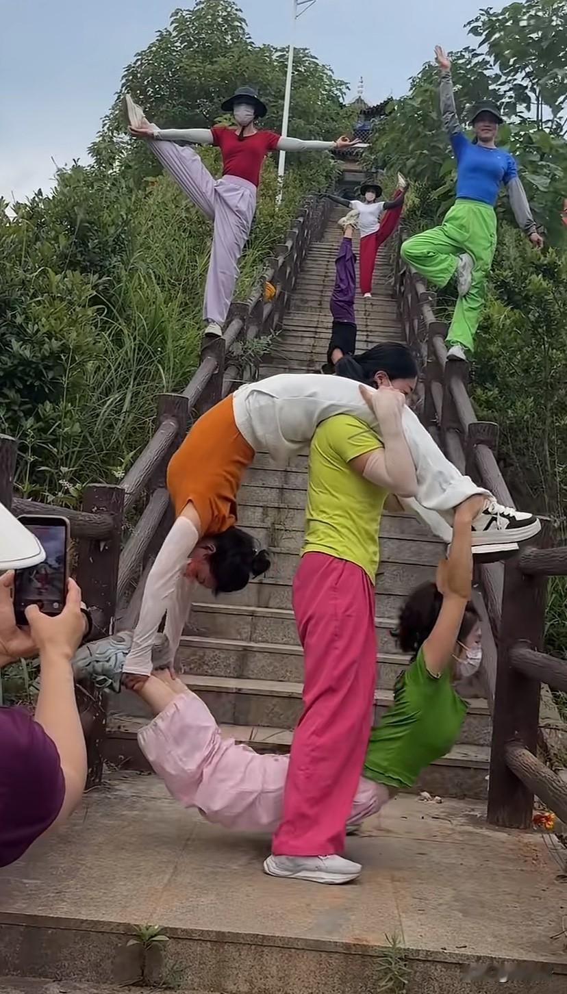 不服不行，这身体比年轻人好多了，7位大姨的站位没有一个是我敢挑战的。看来广场舞已