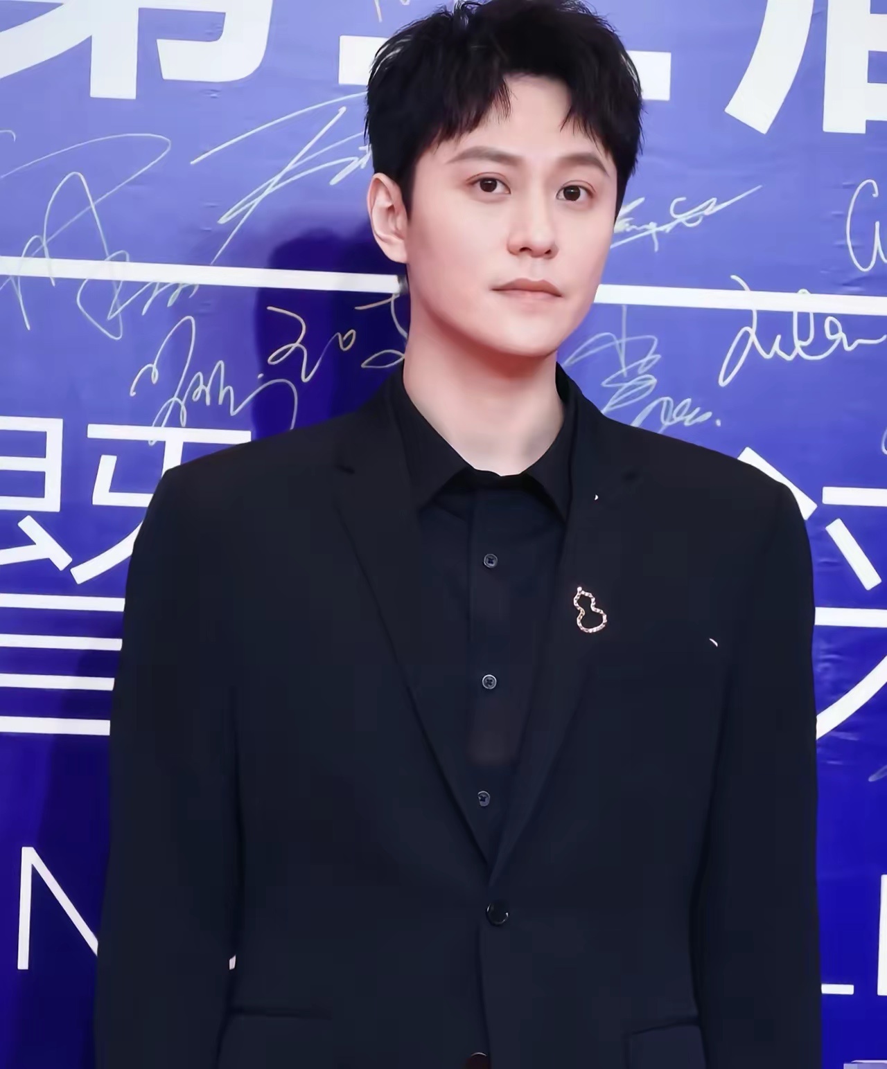 提起秦俊杰，很多人都会由衷感慨一句：太可惜了。论硬件，他完全是演艺圈里拔尖的那一