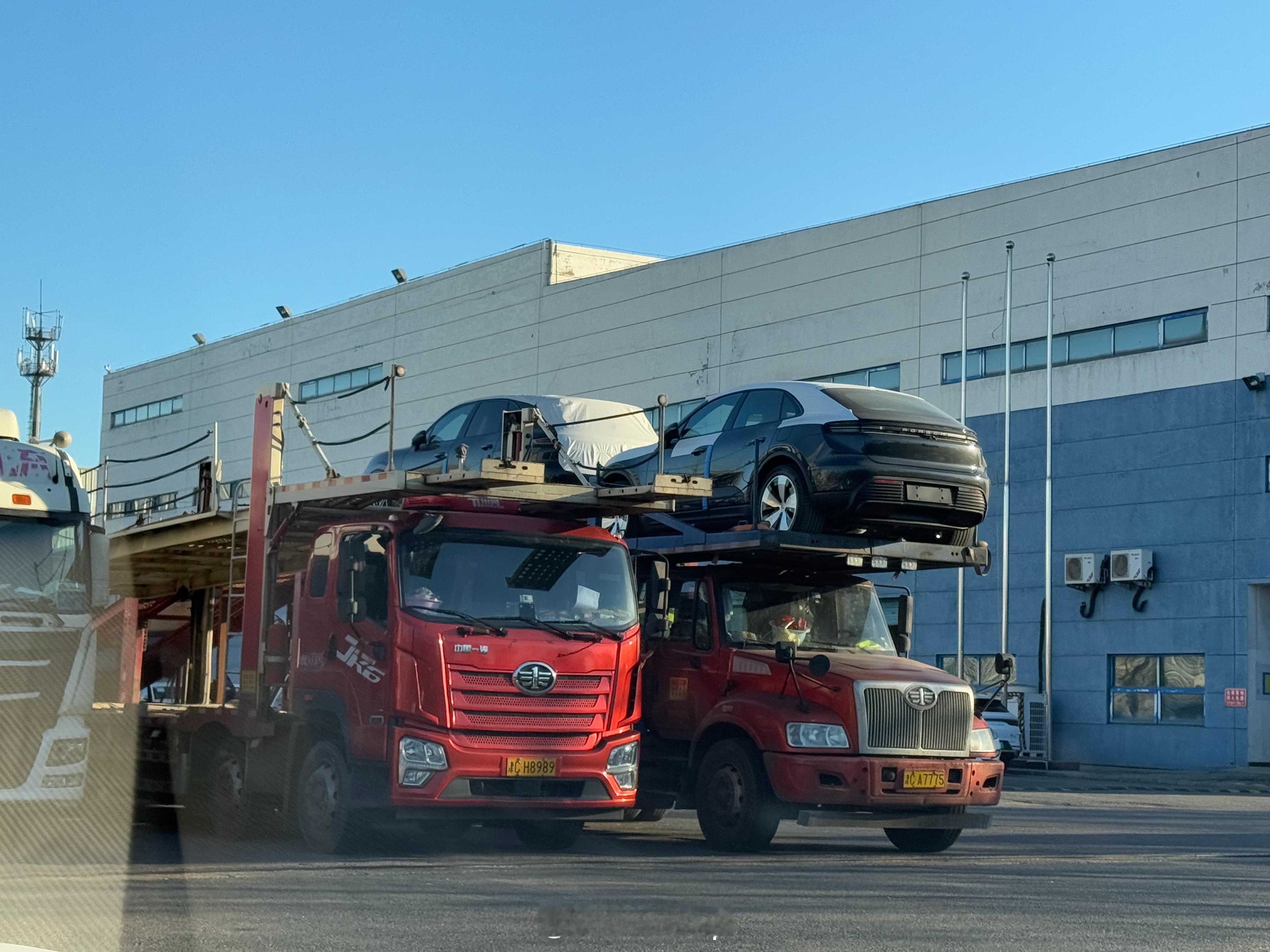 中规保时捷的大库，新车正在装板车！看到了纯电Macan   