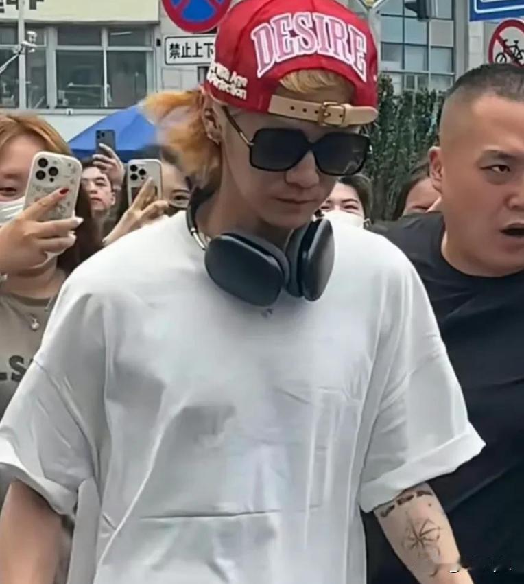 这居然是鹿晗？ 也太瘦了。
鹿晗和关晓彤经常被传出分手的消息。 
网友也很有意思