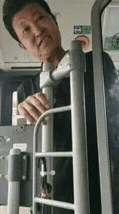 都说坏人变老了
老人变坏了
你还别不信
你看这个满脸横肉坐过了站
要逼着司机停车