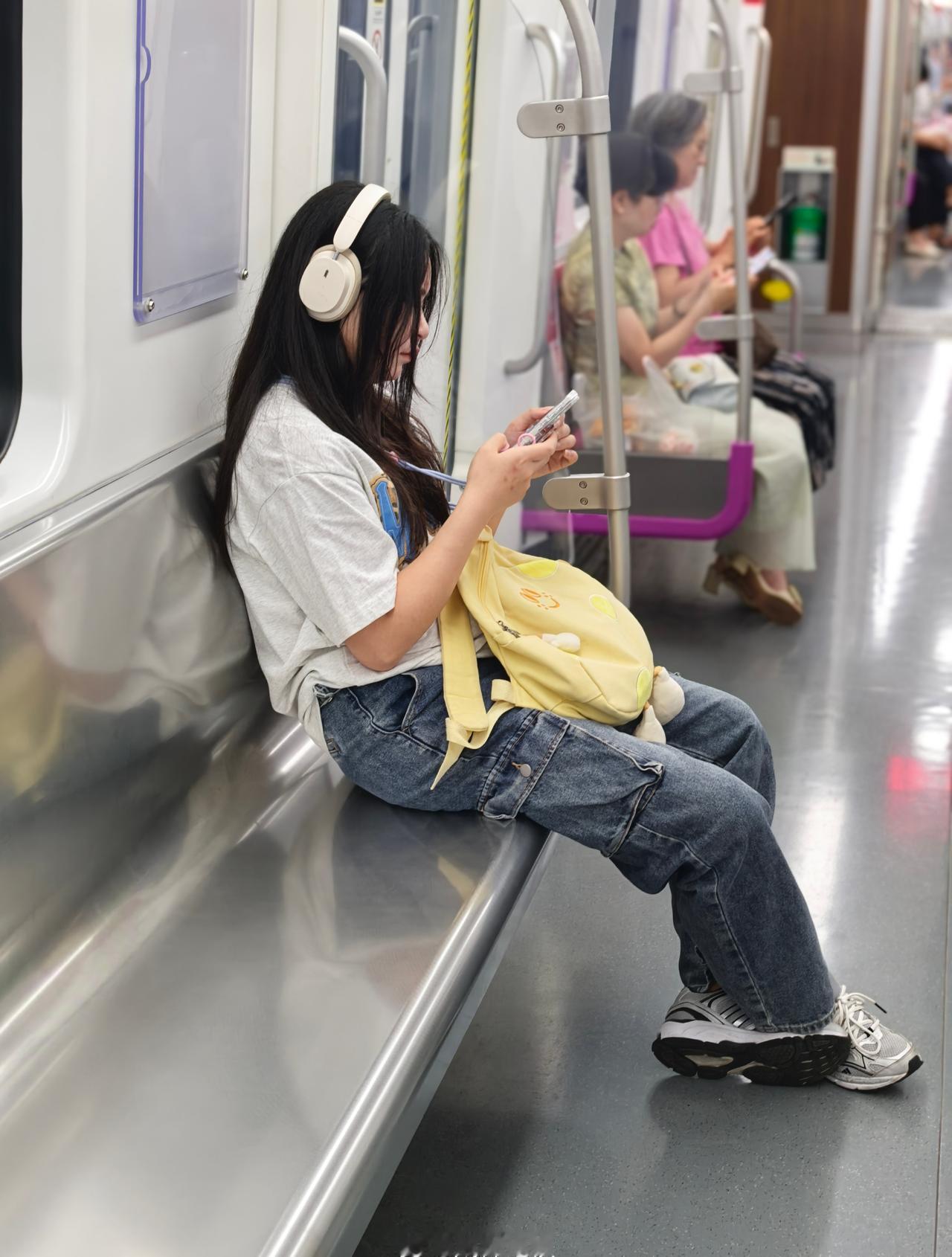 成都地铁出行提示乘坐地铁时，请勿外放电子设备声音，请戴上耳机，让我们一起文明出行