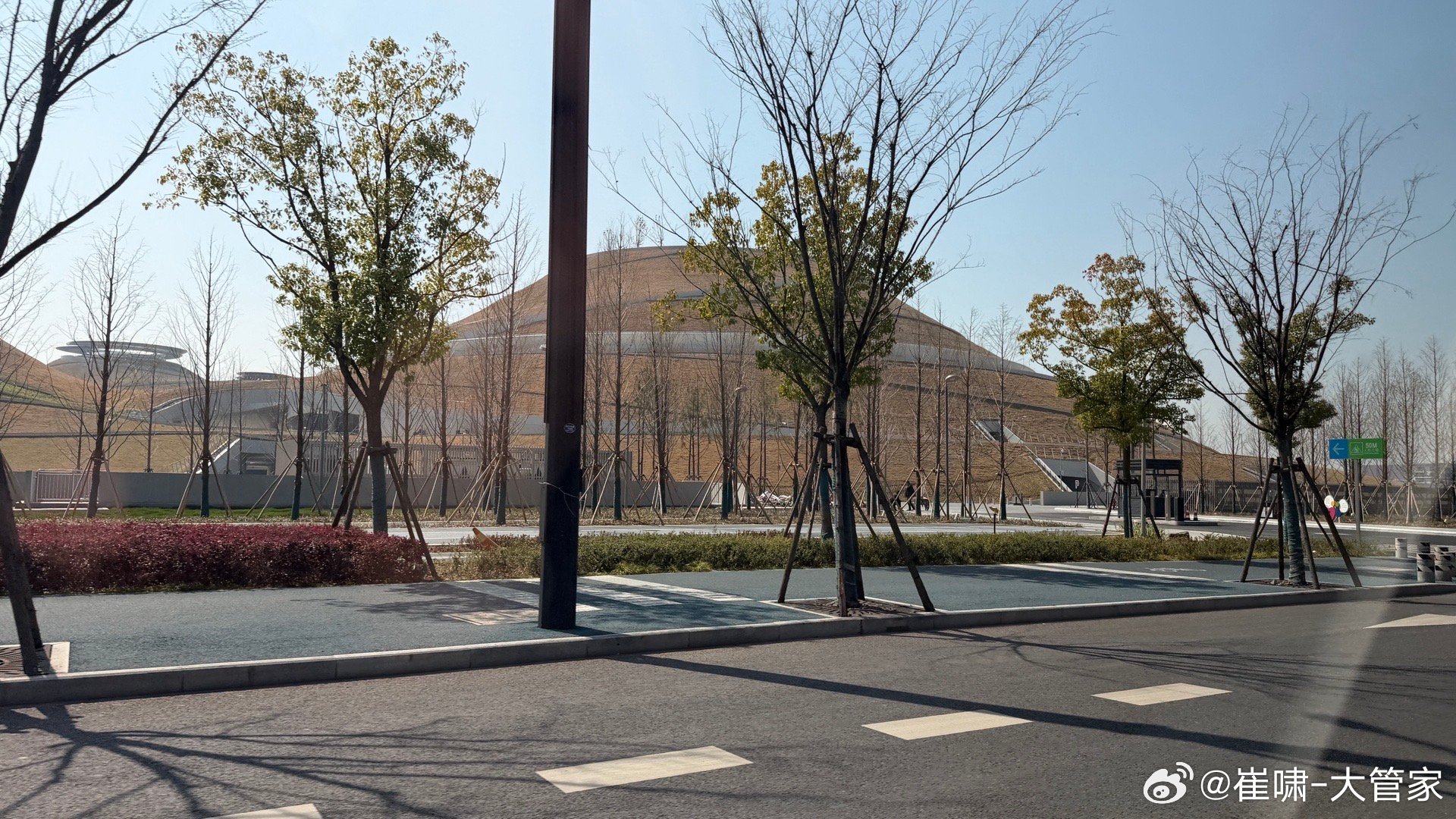 我觉得在绿色、节能、环保的同时，是不是也能考虑一下传统文化方面的因素…我知道把场