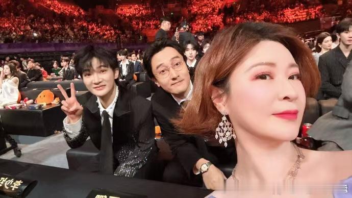 周深周深打招呼好热情周深叽里咕噜找啥呢 领导好多合照啊 