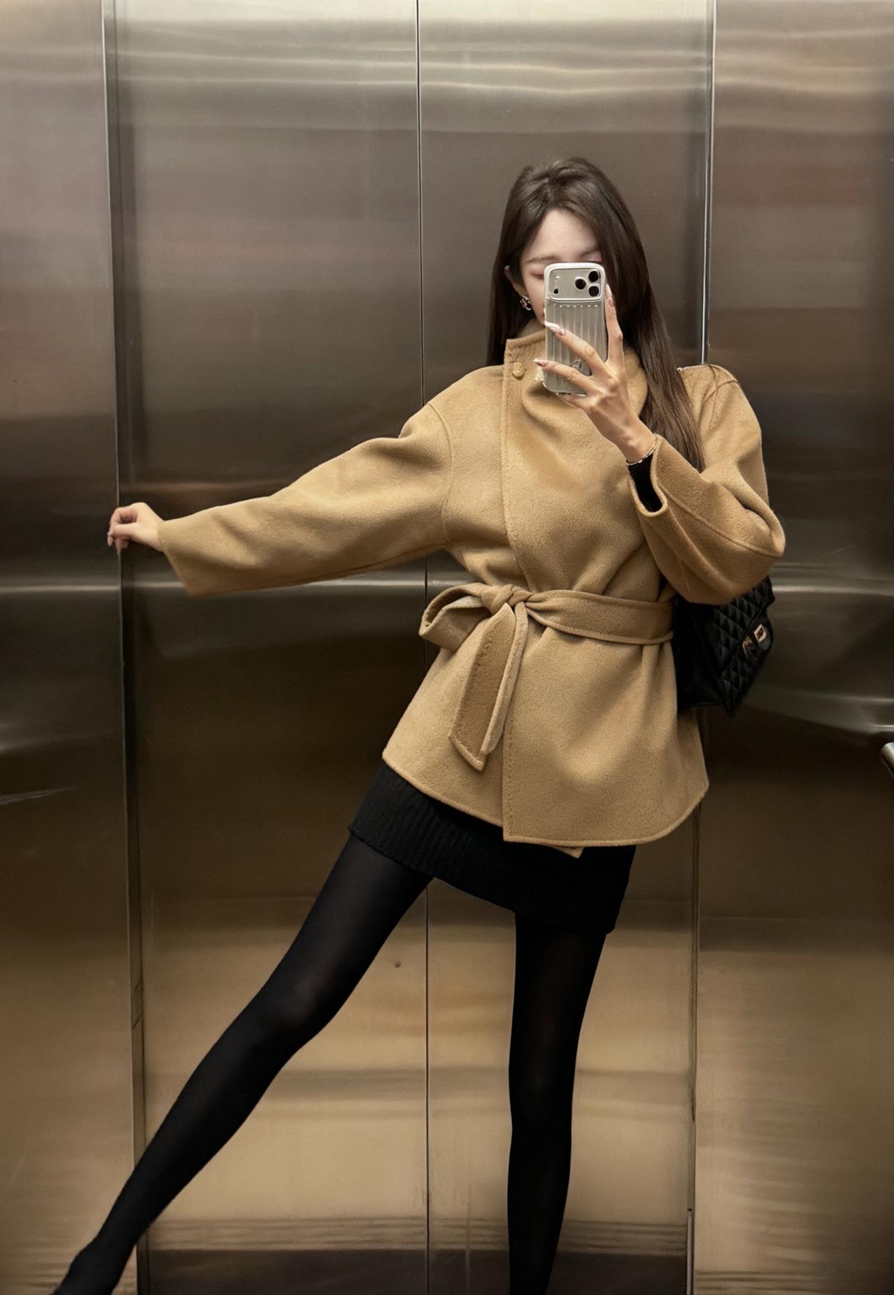 今日穿搭推荐属于温柔气质的通勤。
上衣：驼色收腰毛呢大衣（材质柔软显质感，收腰设