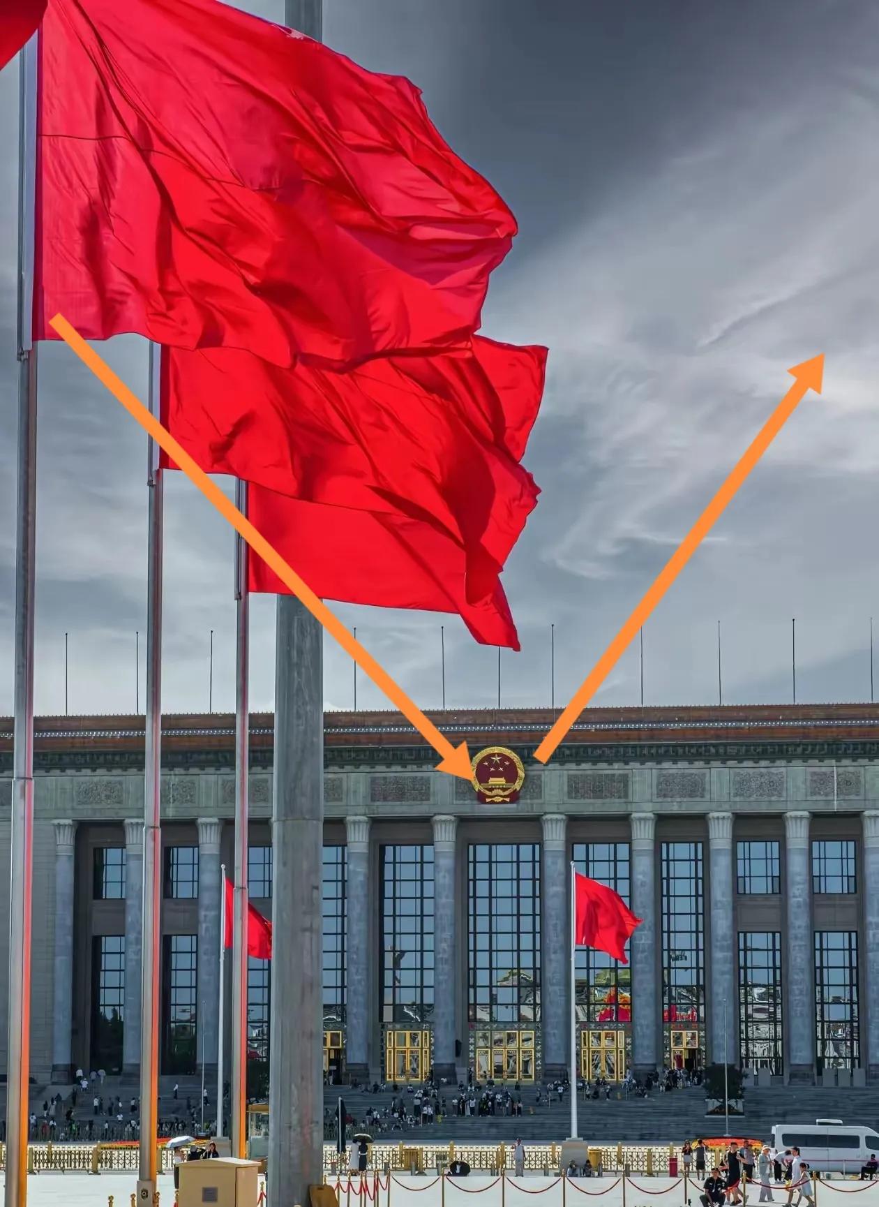 人民大会堂前红旗招展气势拉满。
（高机位引目光突出中心拍摄）
