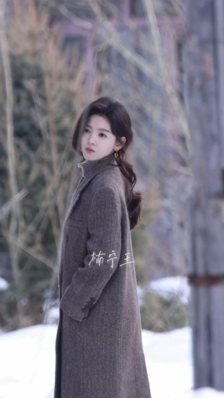 以为在拍韩剧但实际漠河楠儿这个韩剧氛围感章若楠半扎发棕色大衣造型章若楠漠河雪地韩